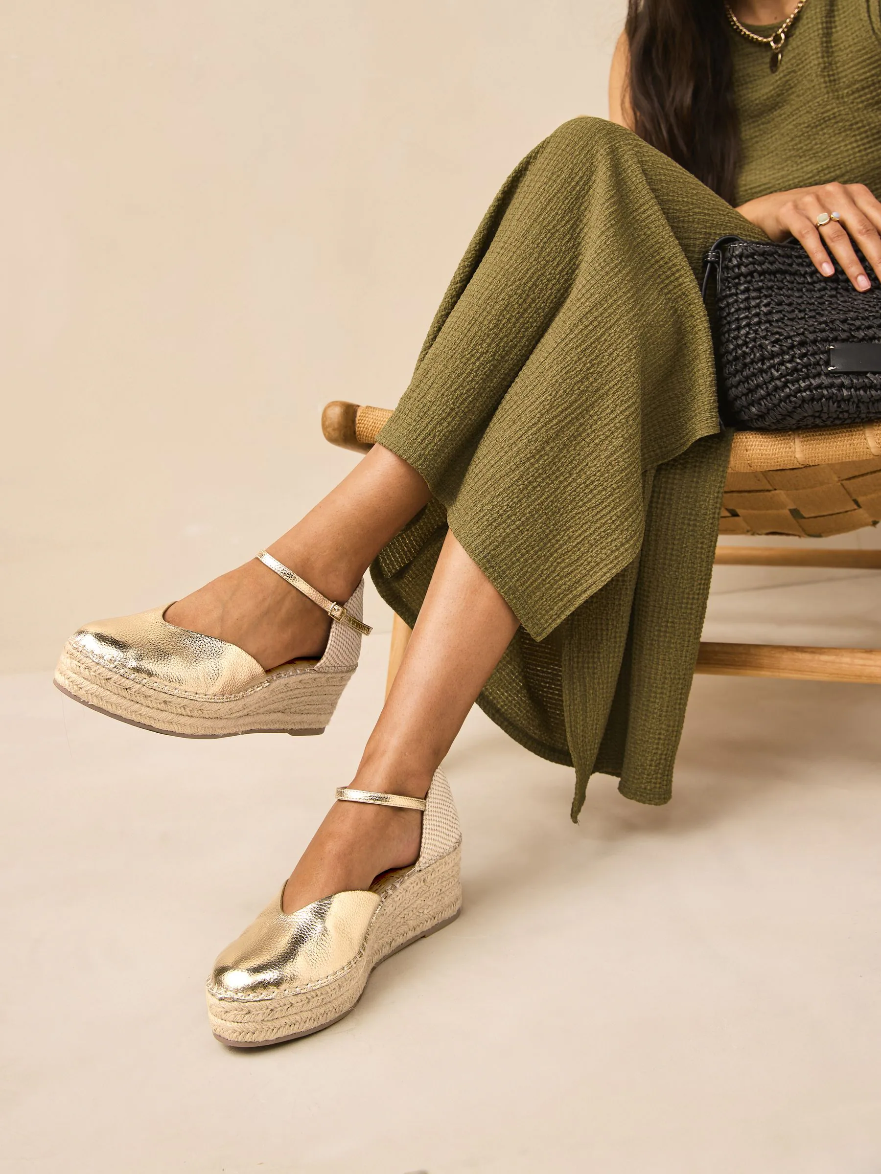 Goud - Espadrilles met sleehak en plateauzool met gesloten neus