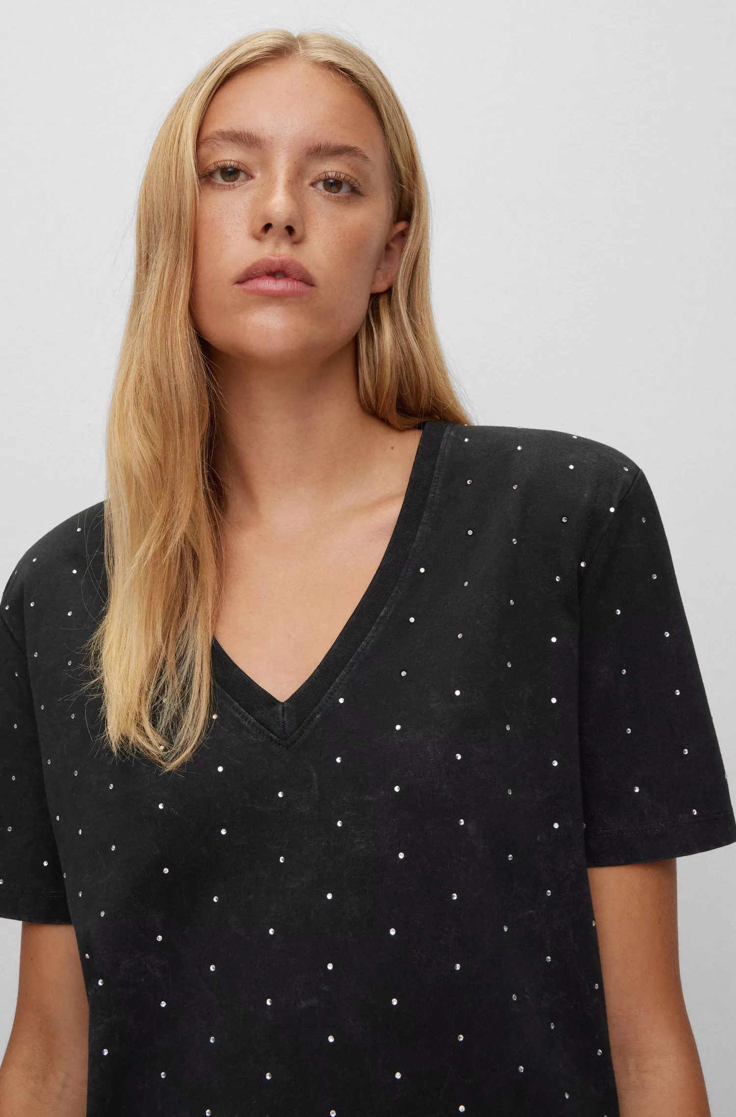 Camiseta BOSS laranja, corte slim, lavagem ácida e com aplicações de cristais.