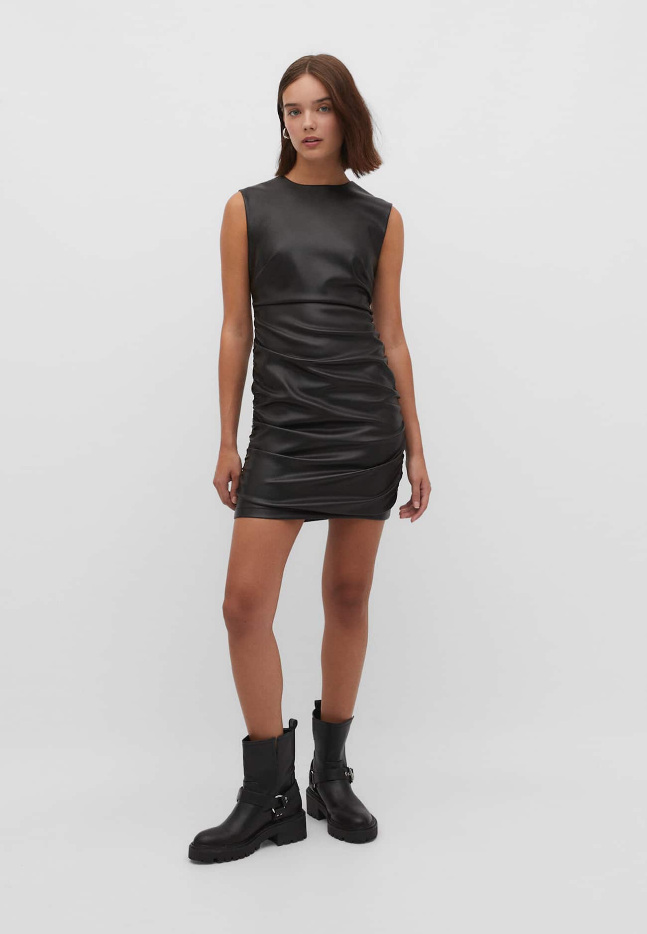 Vestido curto em imitação de couro com franzido