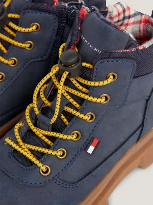 Botas de cano curto com solado tratorado