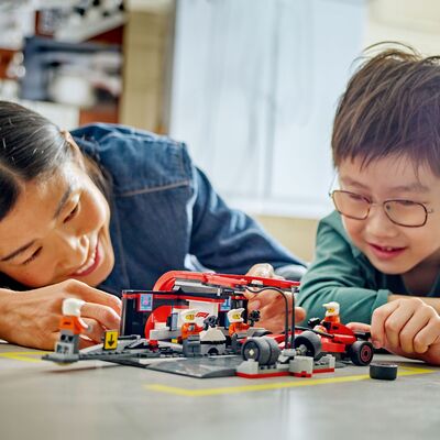 LEGO City 60443 F1-depotstopp og -team med Ferrari-bil