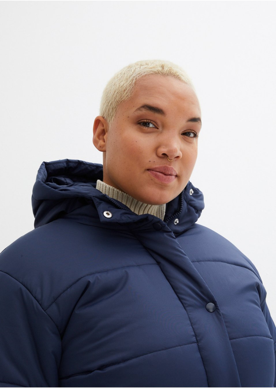 Veste matelassée raccourcie avec capuche et taille réglable