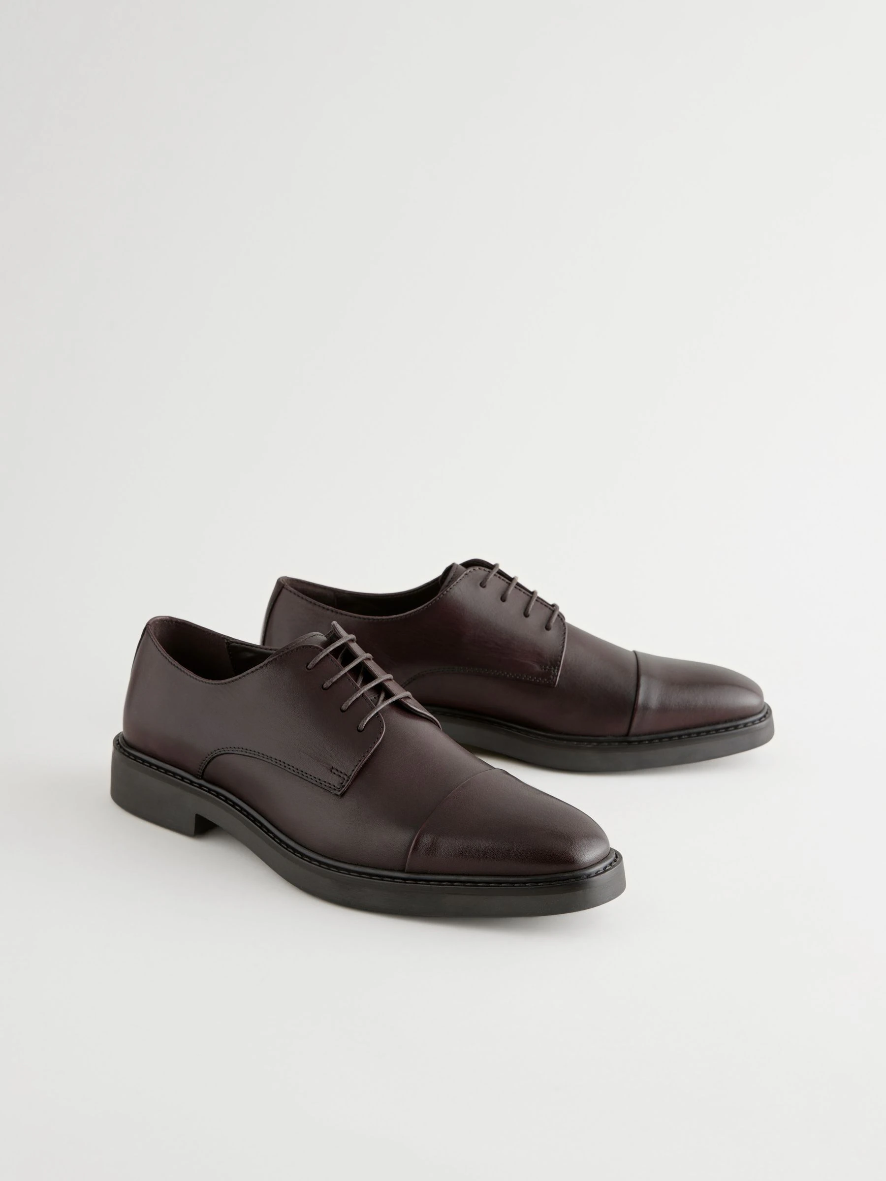 Bruin - Leren schoenen met contrasterende neus