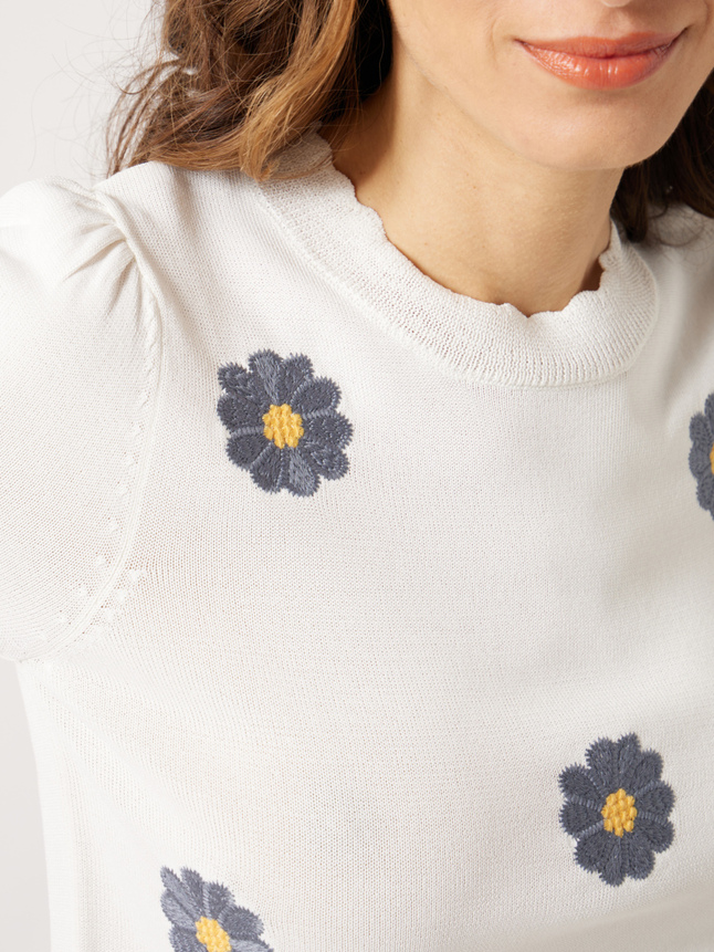 Pull avec détails broderies à fleurs