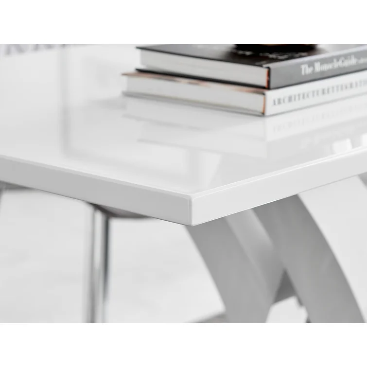 Conjunto de mesa de jantar branca com acabamento brilhante e 4 cadeiras de jantar de luxo em couro sintético.