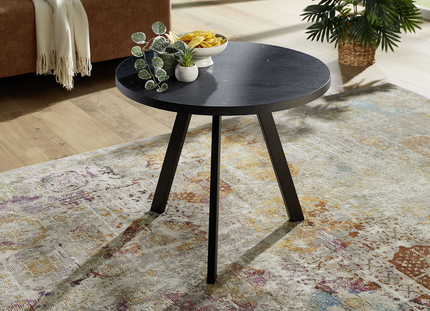 Raffinierter Couchtisch mit schwarzen Metallfüßen