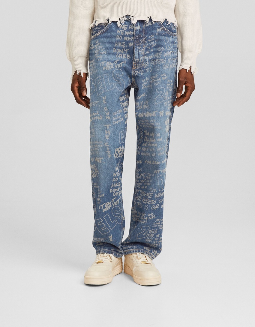 calças jeans largas estampadas
