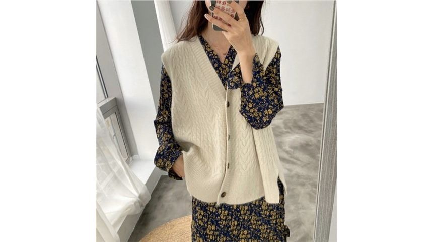 Rred - V-hals effen kabelgebreid vest met knoopjes