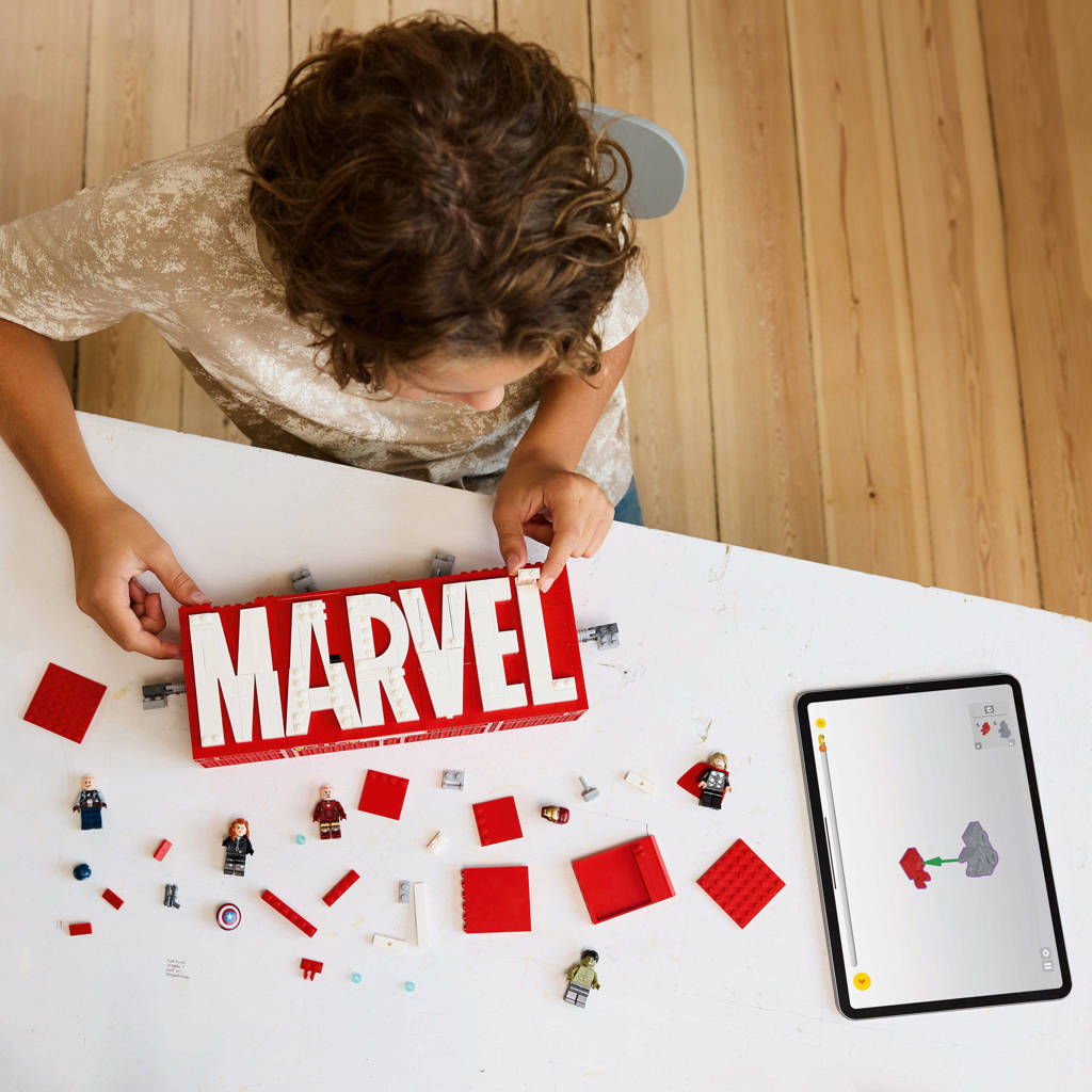 MARVEL logo en minifiguren verzamelset 76313
