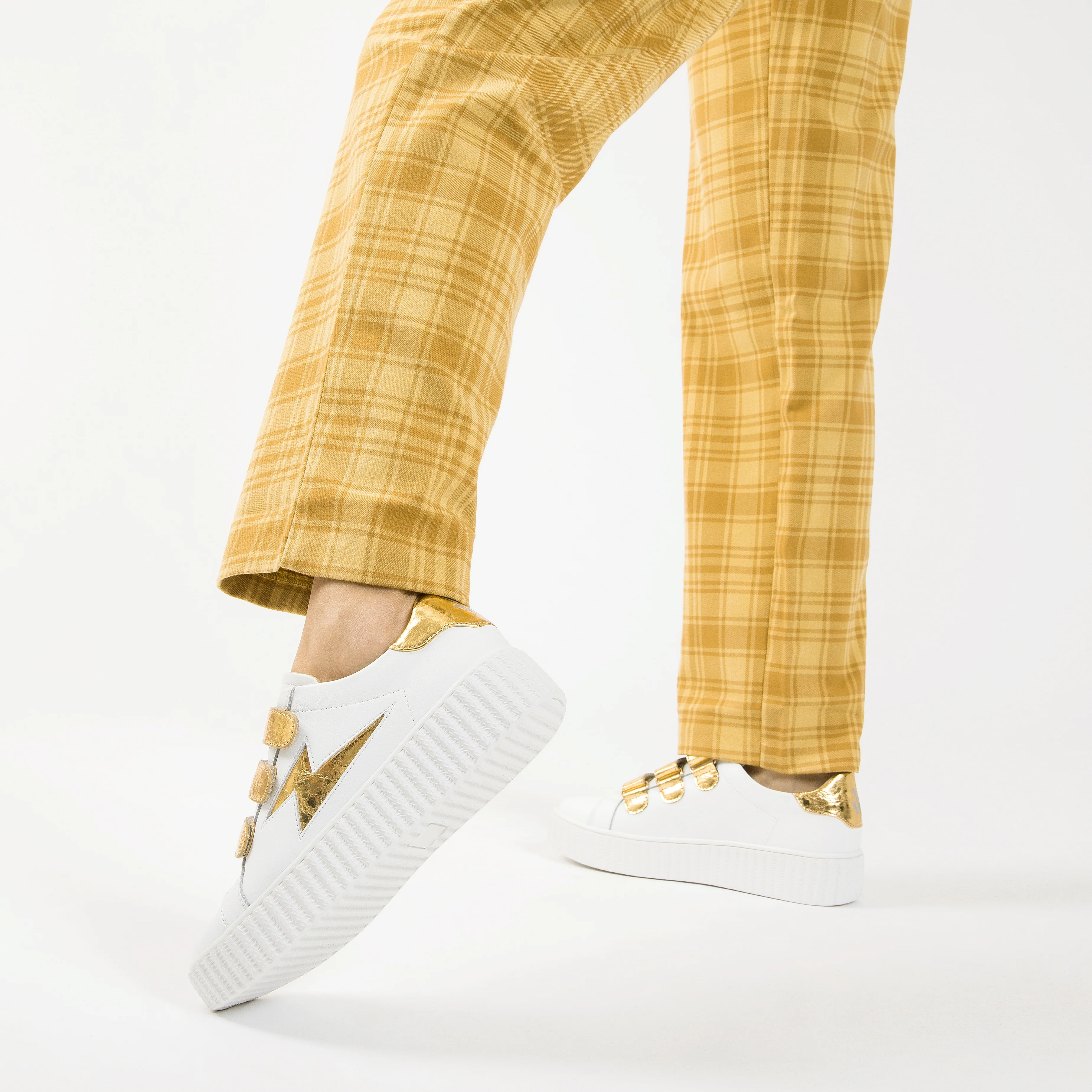 Sneakers-Baskets éclair Jane blanches en cuir à scratchs or