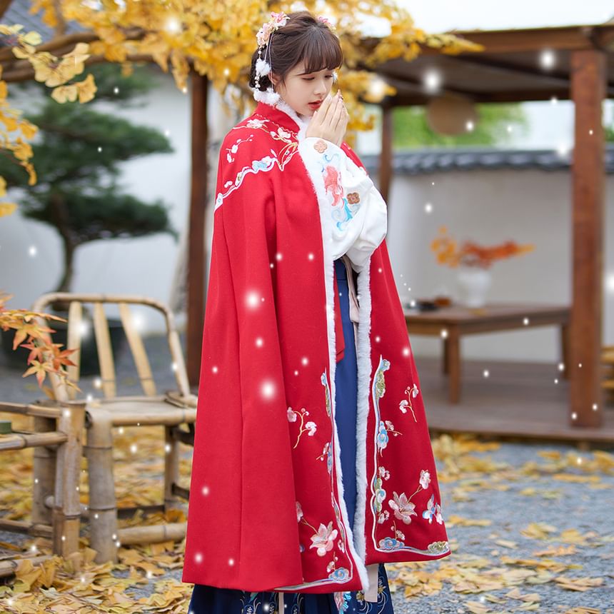 Meisjesaanbieding - Hanfu-cape met staande kraag, bloemenborduursel, pluizige rand en strik aan de voorkant
