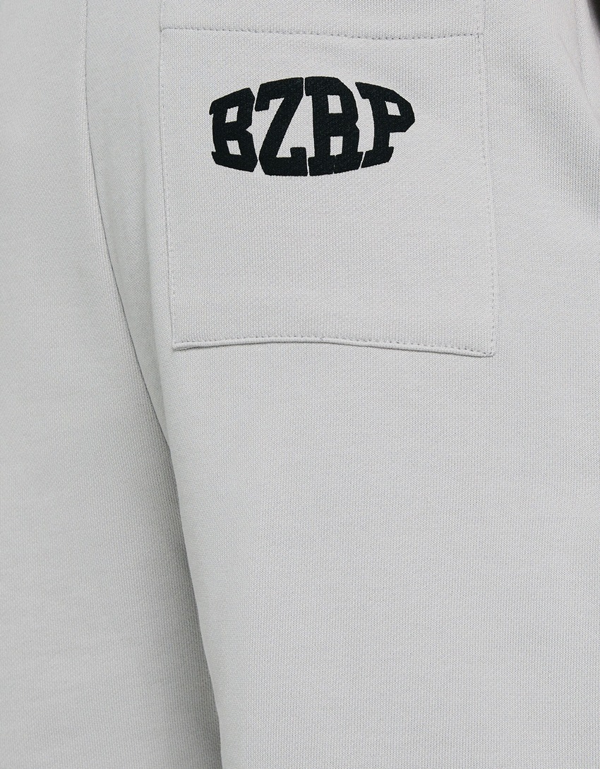 Bermuda de pelúcia BERSHKA com detalhes em BIZARRAP