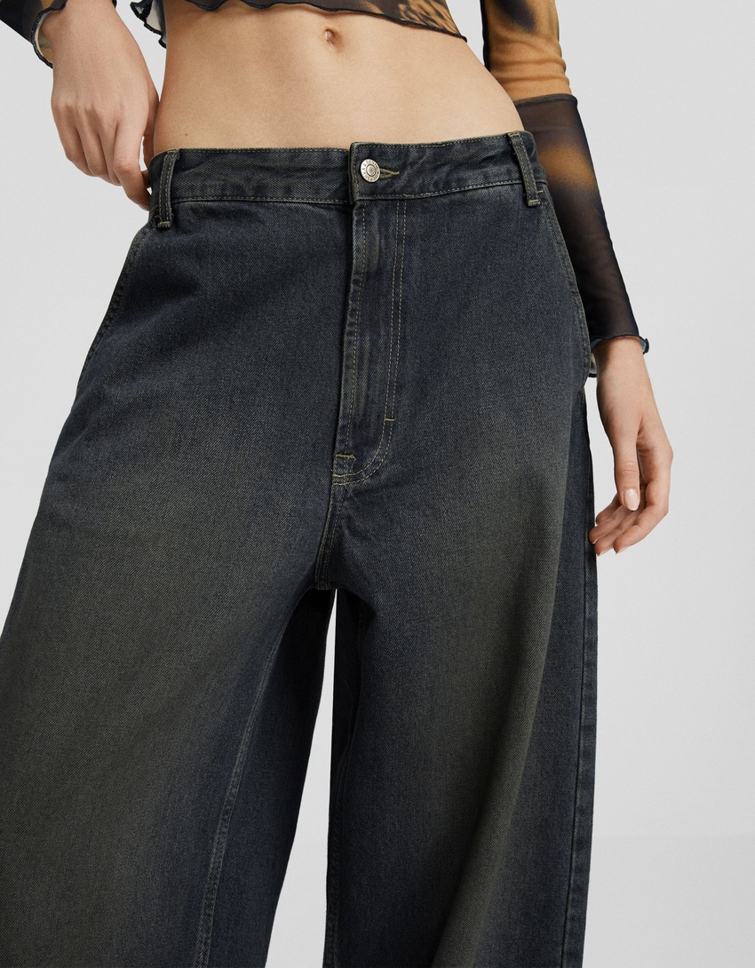 calça jeans estilo skater com efeito desbotado