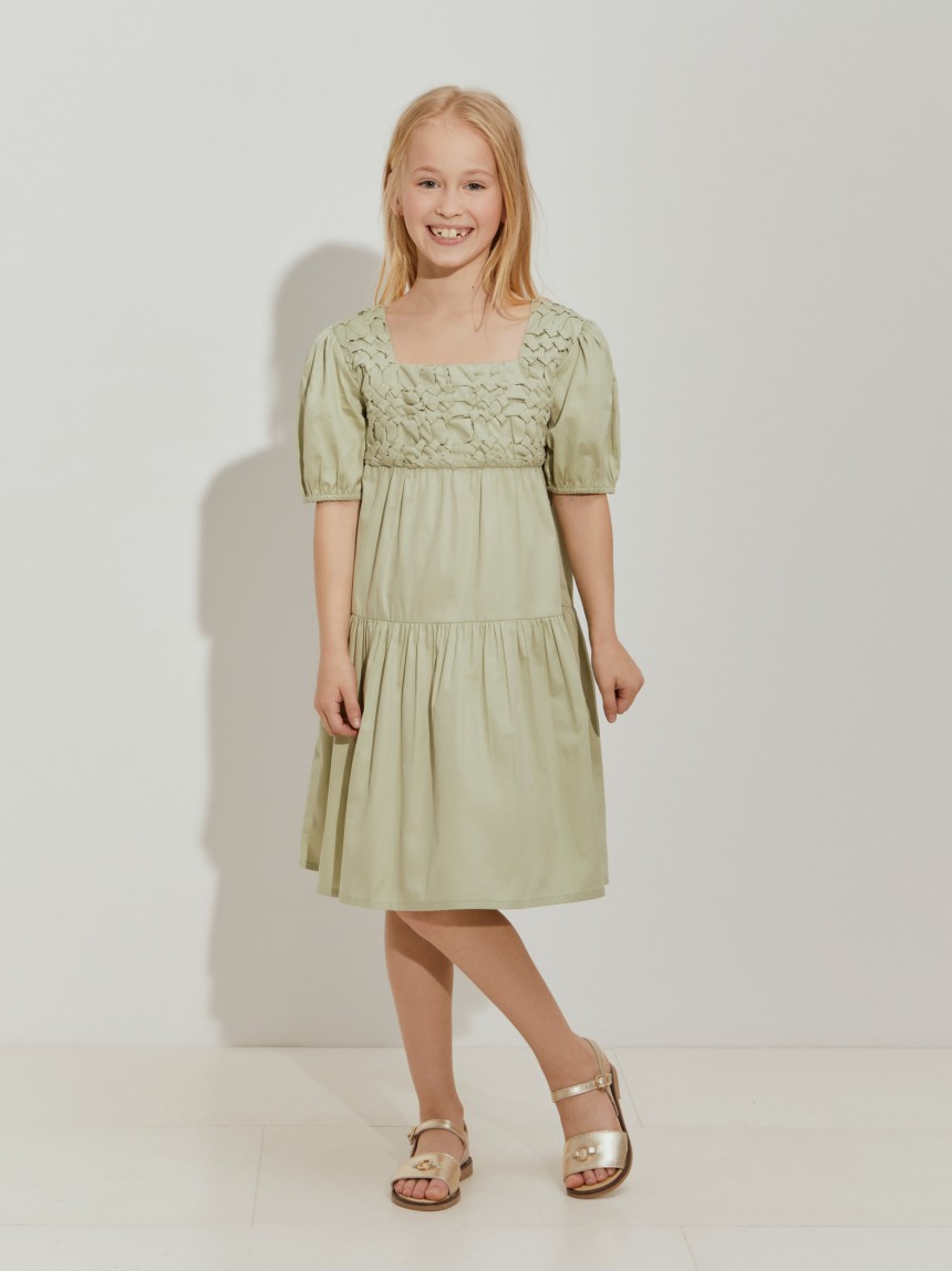 Vestido de manga curta com folhos