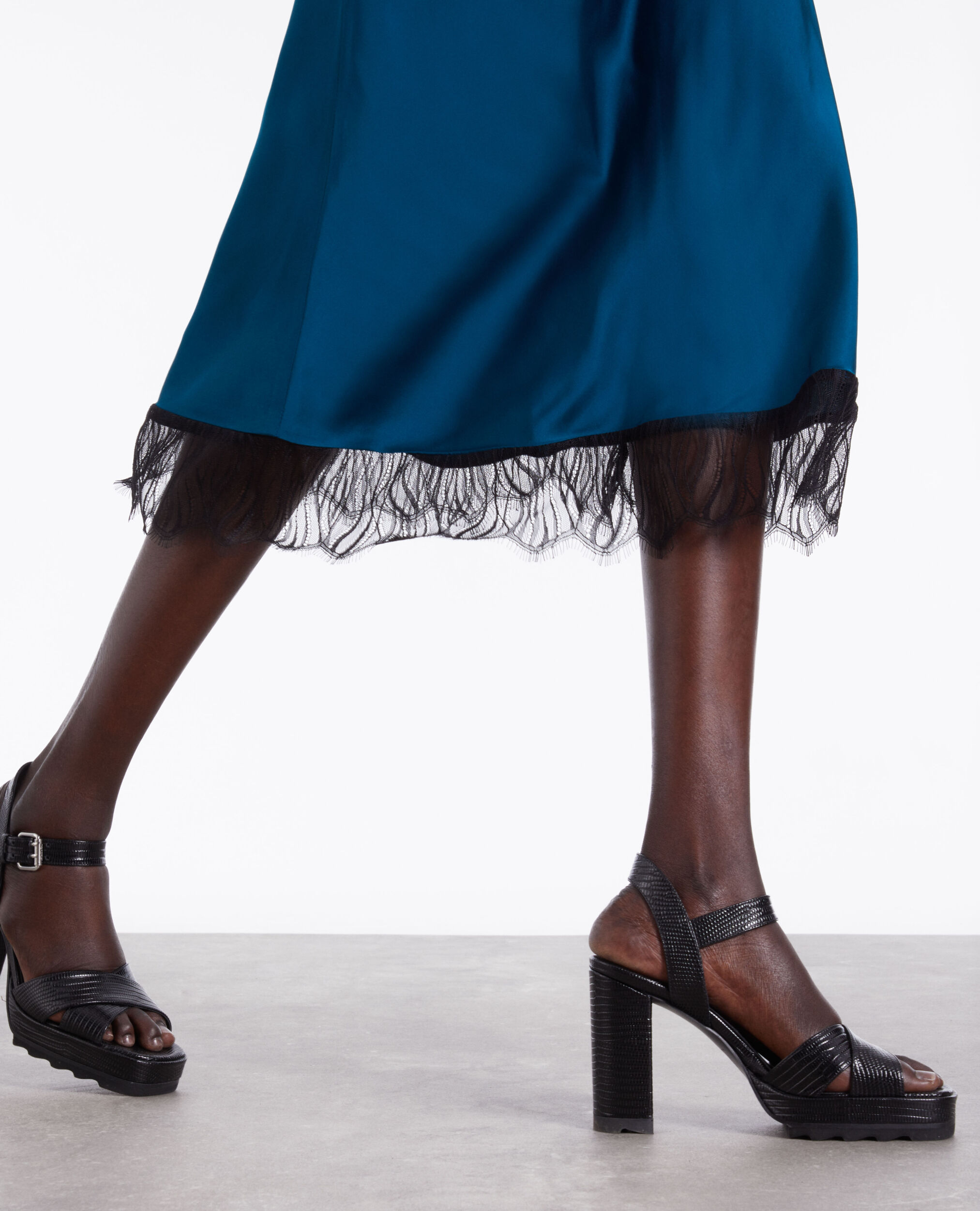 Sandales à talons en cuir noir effet lézard