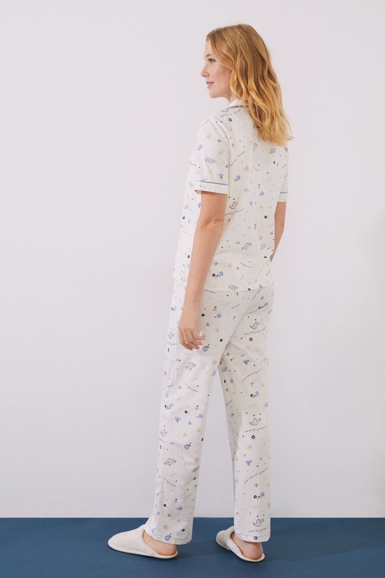 Pijama estilo camisa bege estampado, 100% algodão.