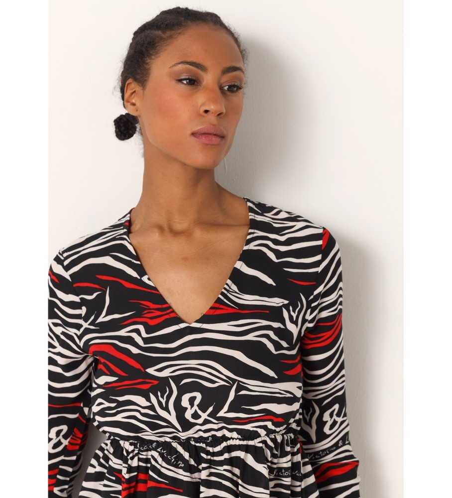 Blusa fluida Victorio & Lucchino, modelo V&L, com estampa animal multicolorida.