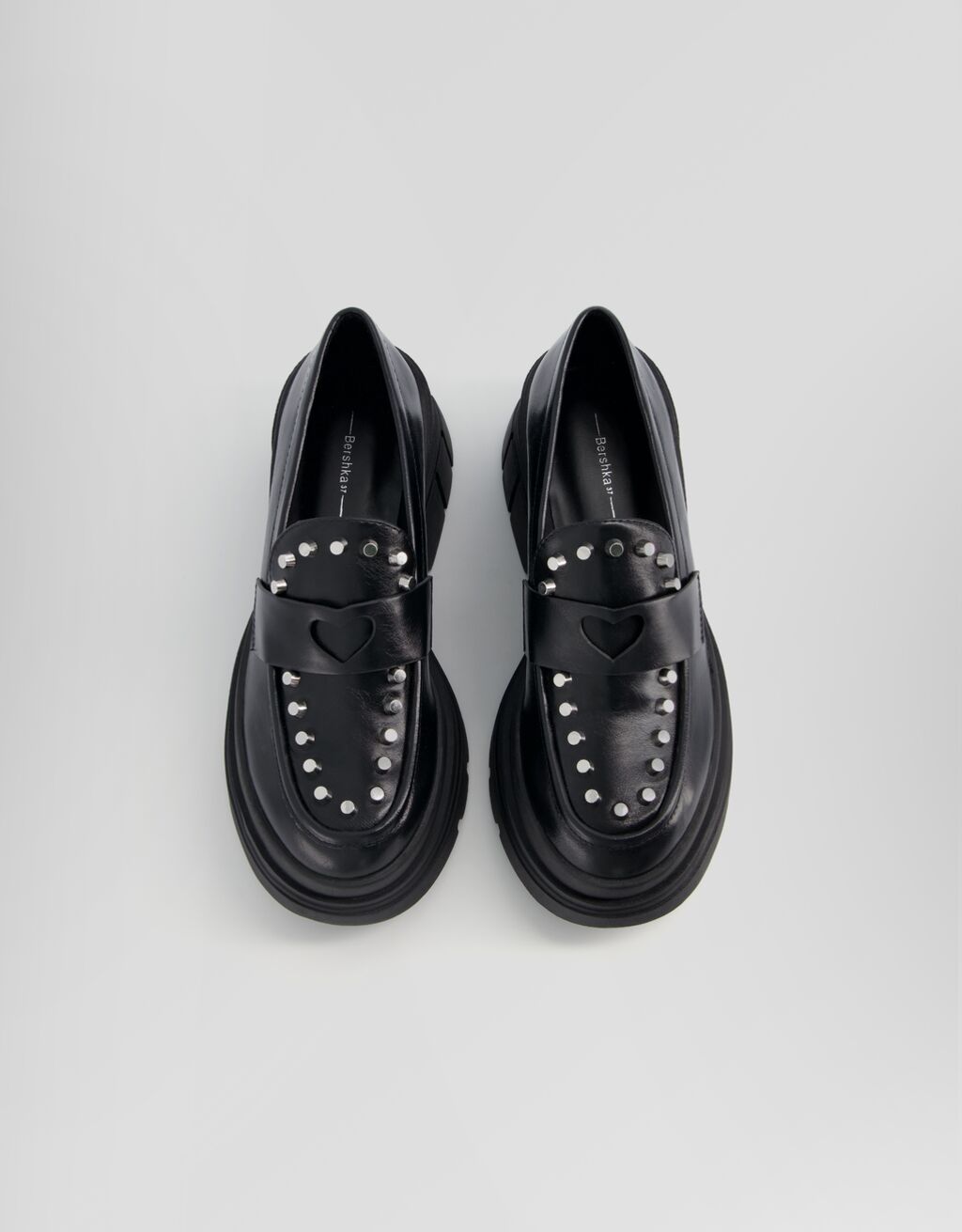 Mocassins com tachas e solado grosso.