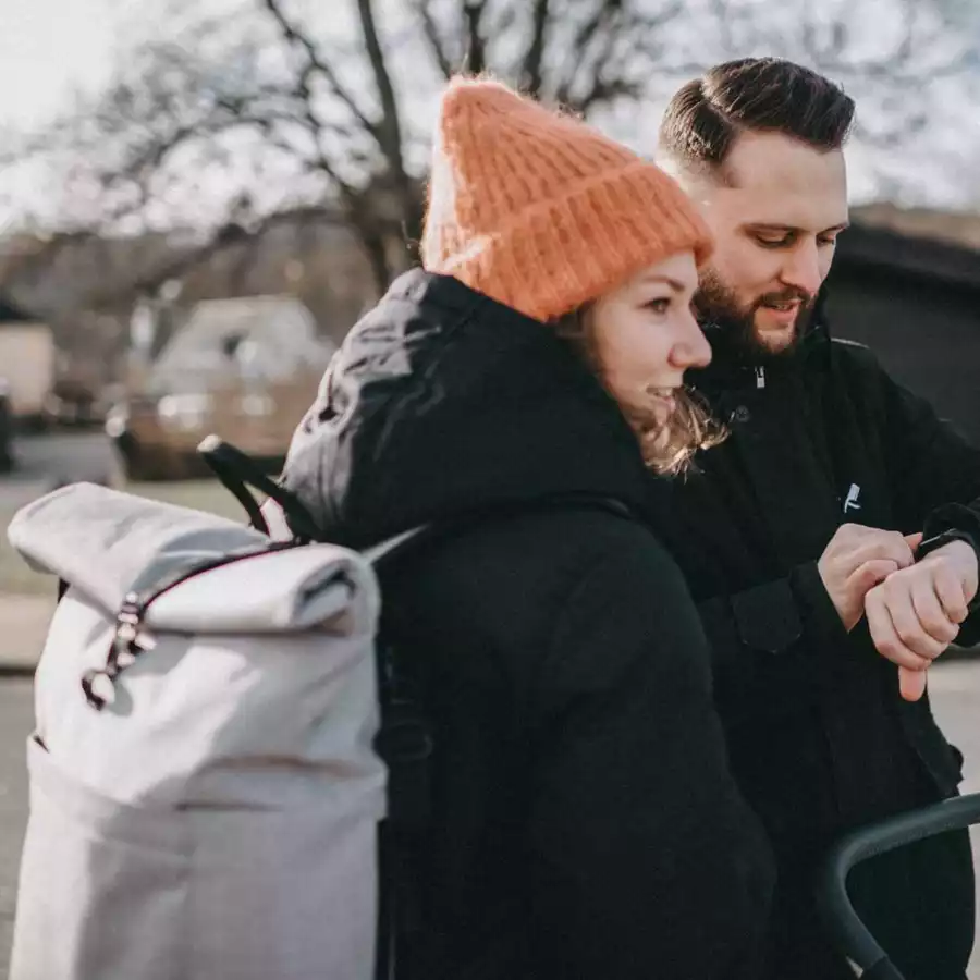 Anna und Oskar Fairer Wickelrucksack Hugo aus recyceltem Material Hellgrau