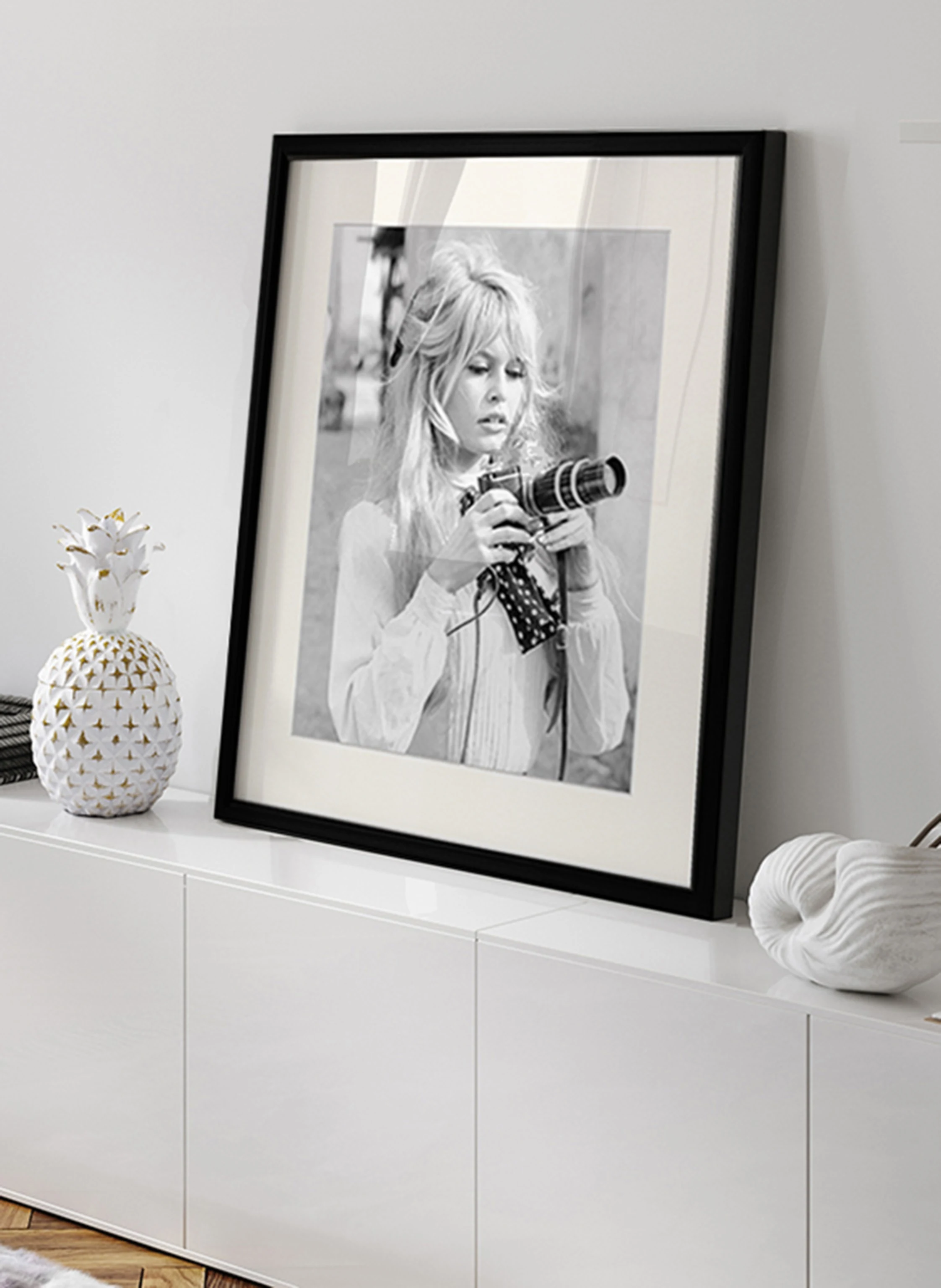 Liv Corday Wandbild BRIGITTE MIT IHRER KAMERA mit Rahmen