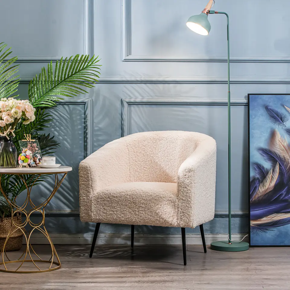 Salonstoel van metaal en witte lussen
