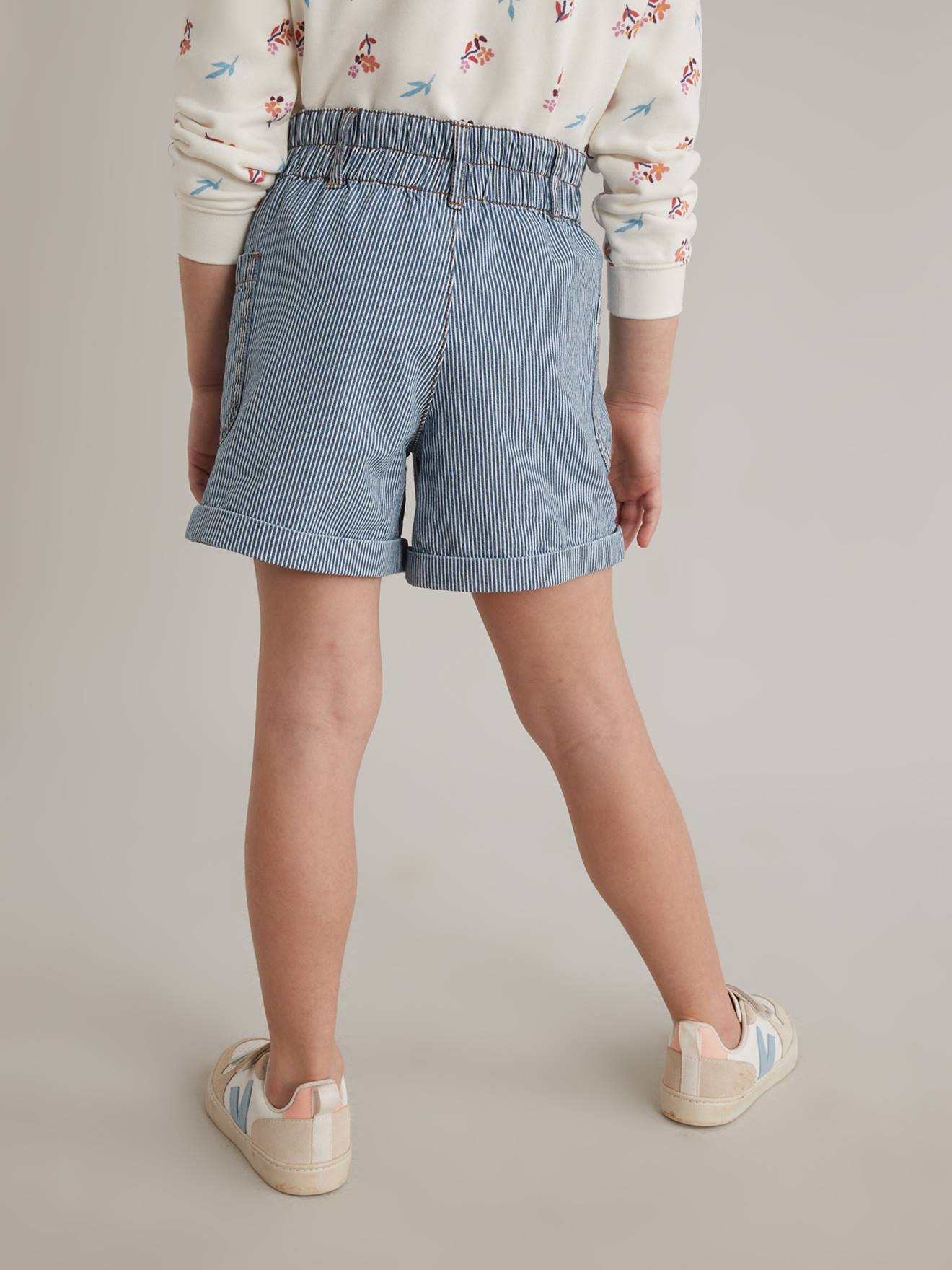 Shorts jeans femininos CYRILLUS, azul médio com listras.