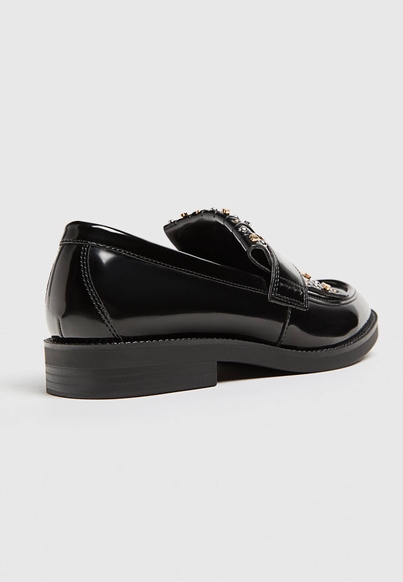 Mocassins com detalhes de tachas