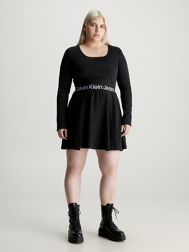 Vestido curto plus size com fita de logo