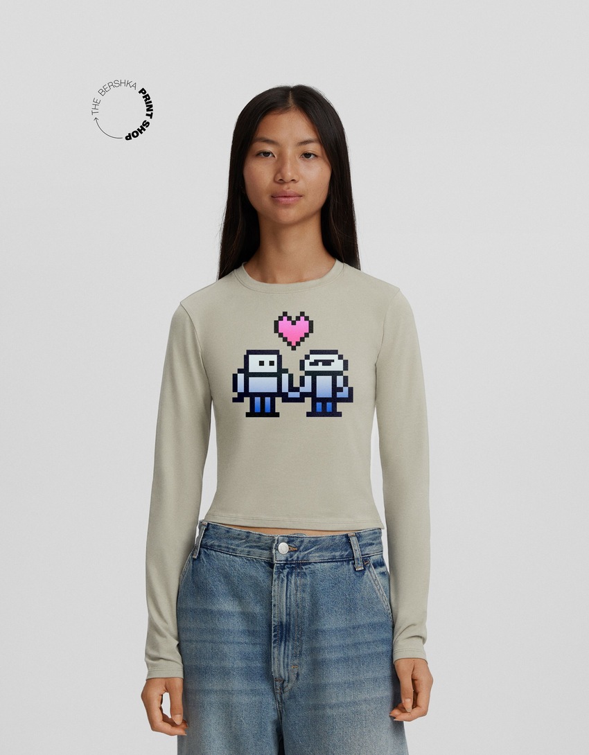 Camiseta de manga comprida com estampa, tendência do momento.