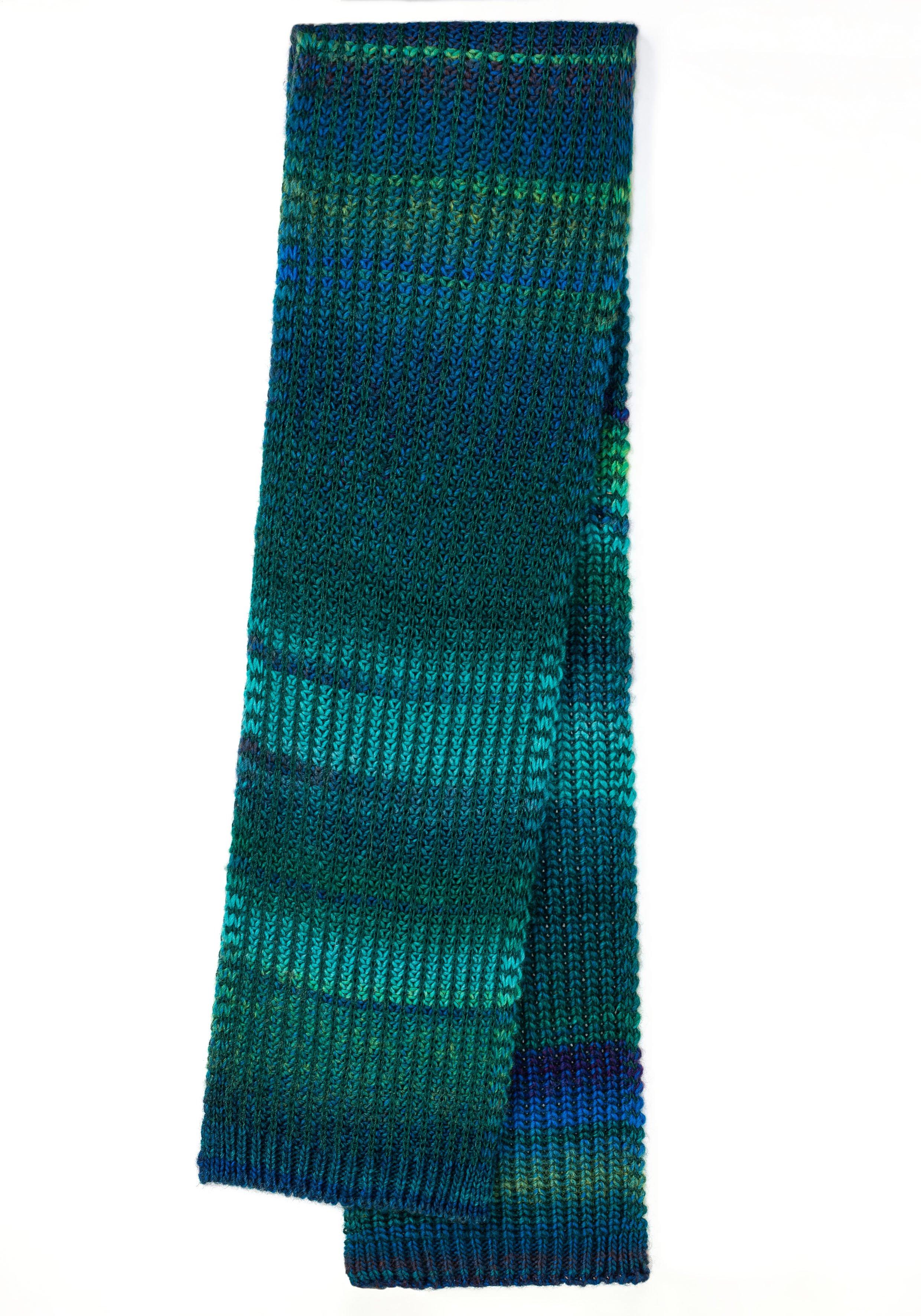 Strickschal mit Farbverlauf, in Rippstrick-Struktur