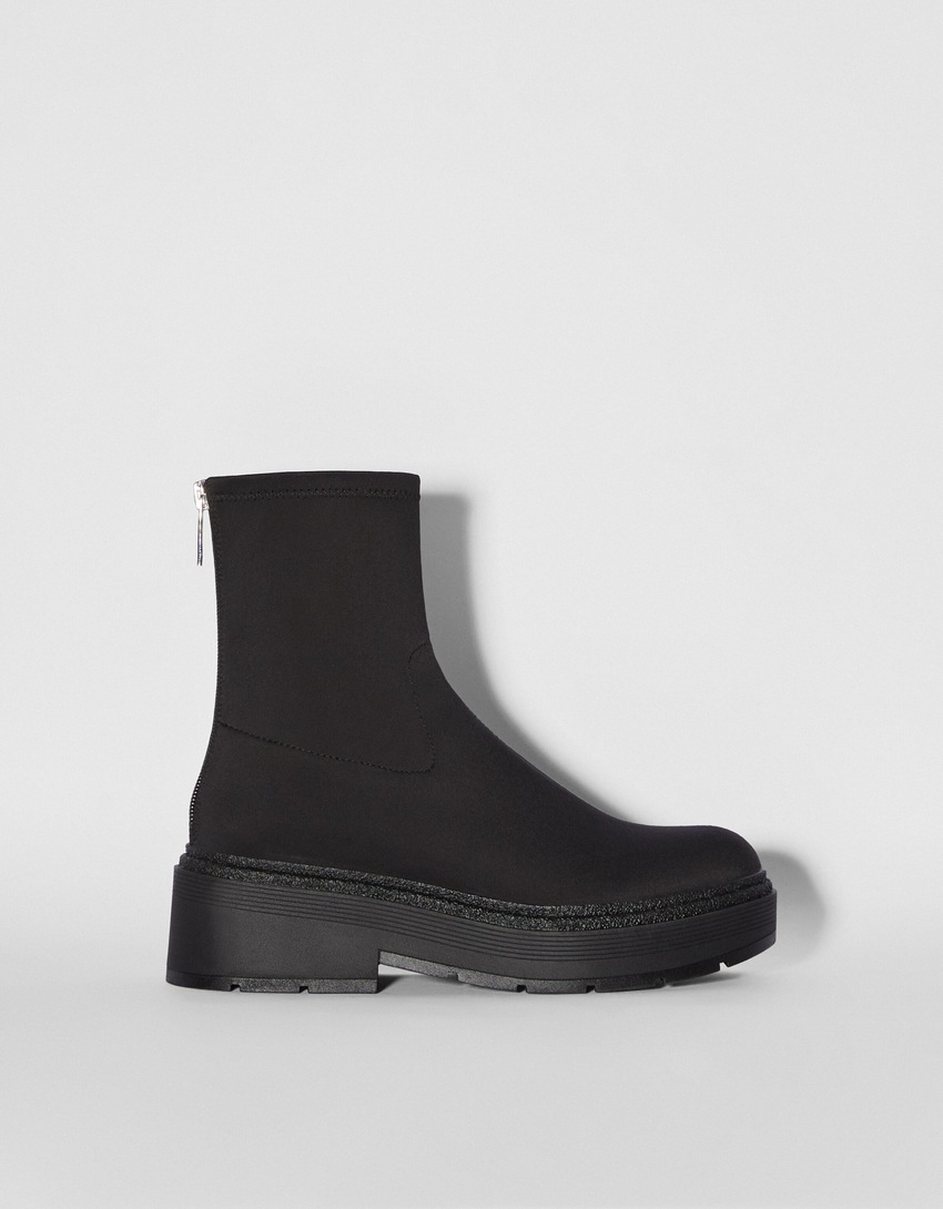 Botas de cano curto justas e planas