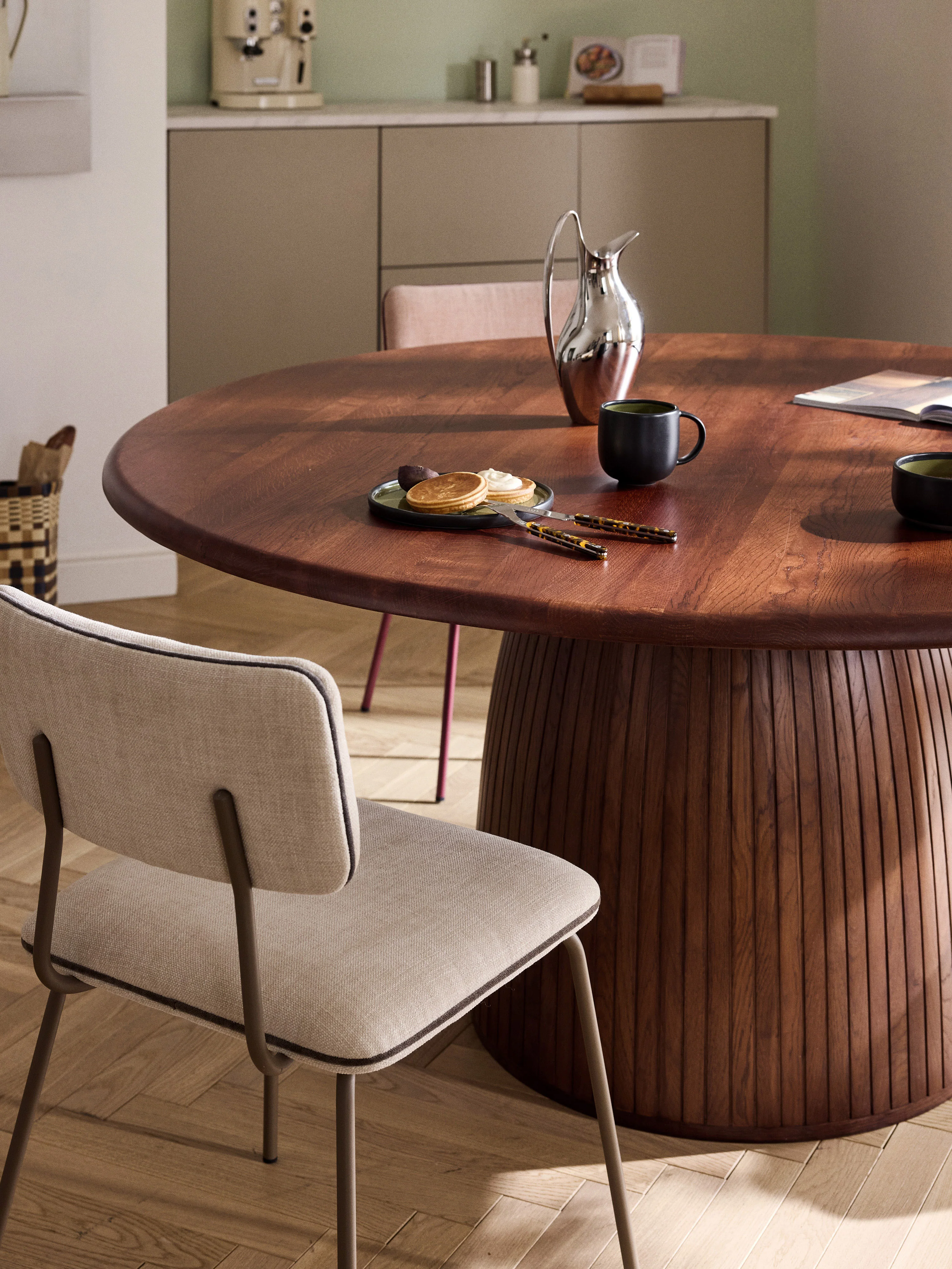Ronde eettafel Nelly met groefstructuur, in verschillende formaten