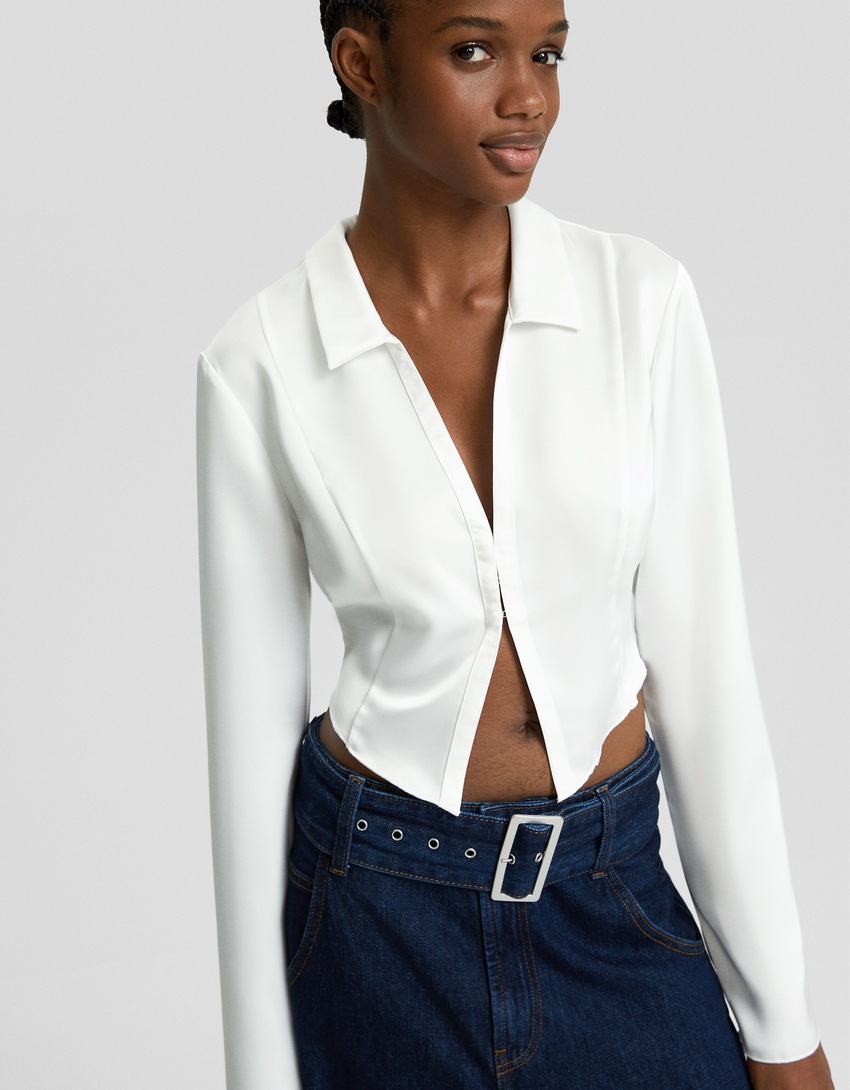 Camisa cropped de cetim com mangas compridas