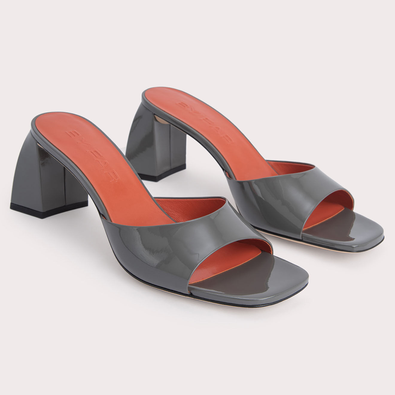 By Far Mules en Cuir verni Romy grises - Talon 7 cm