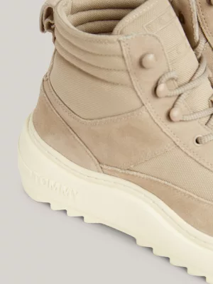 Botas de cano médio com travas em camurça e textura mista