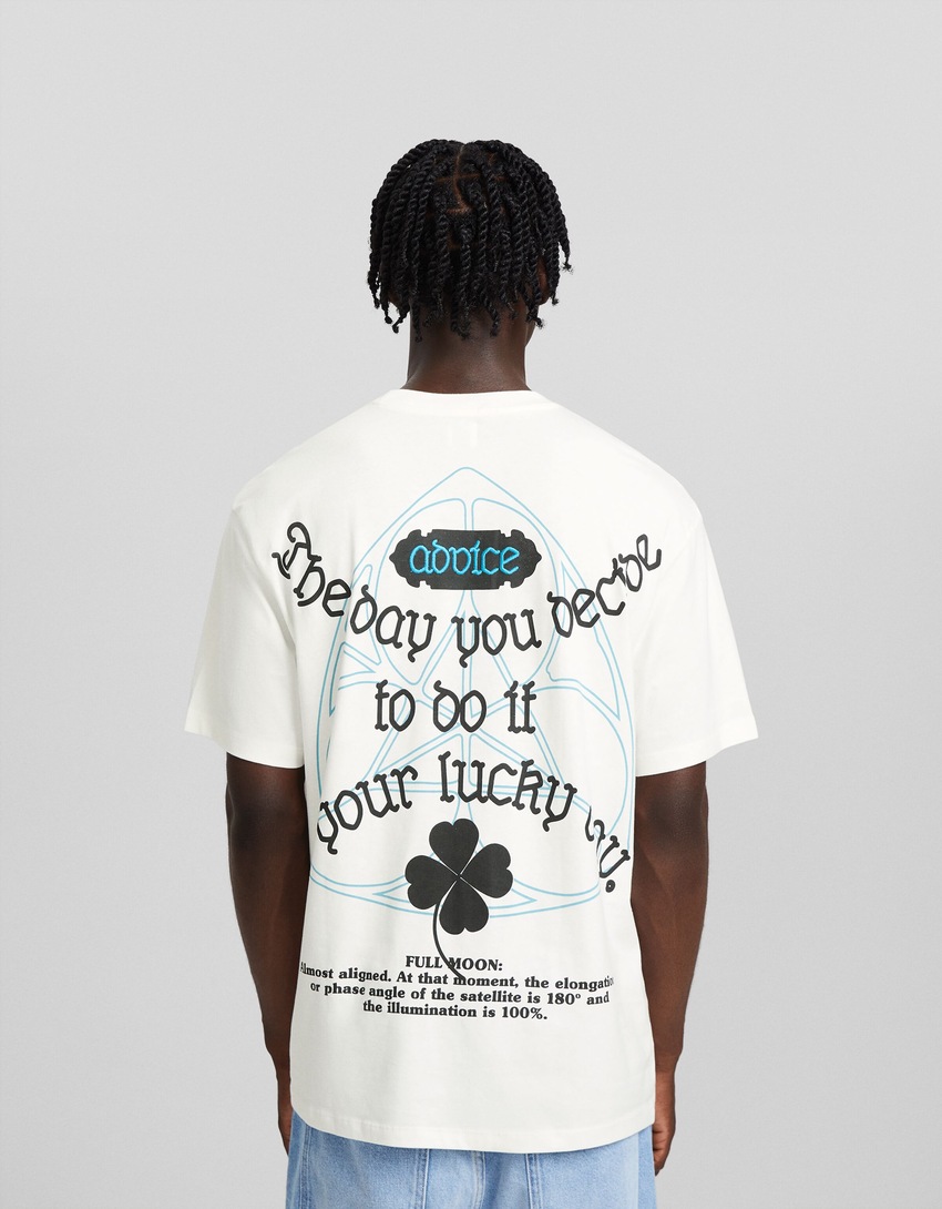Camiseta de manga curta com estampa e modelagem quadrada