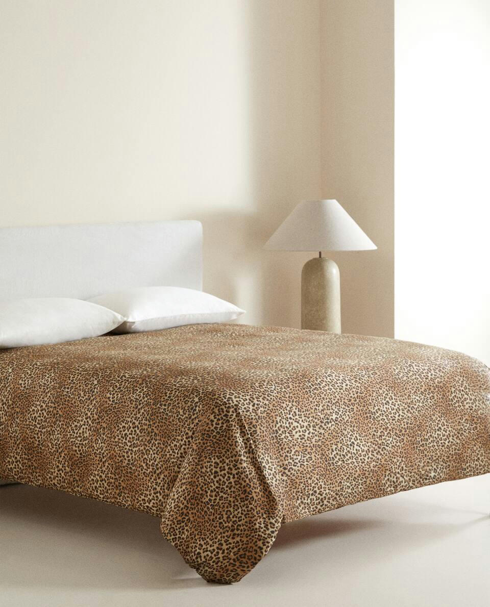 CAPA DE EDREDOM EM CETIM COM ESTAMPA DE LEOPARDO