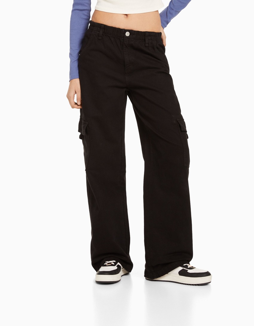 Calça cargo de sarja de corte reto com cós elástico.