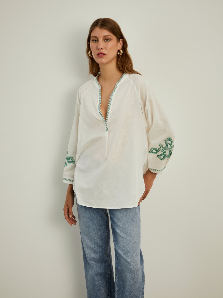 Blusa decote em V com bordado