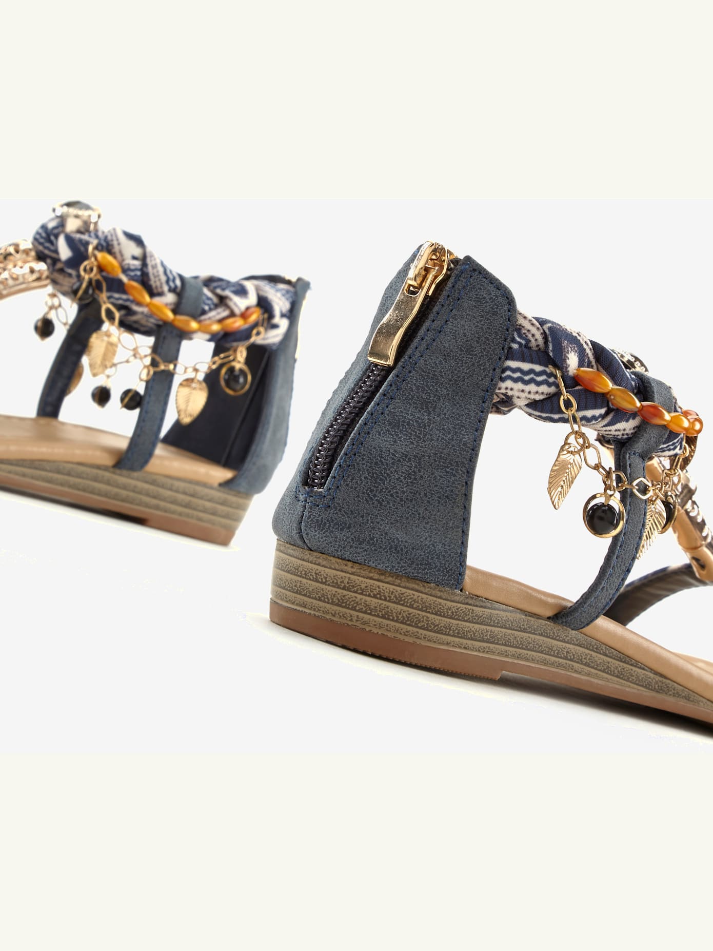 Sandales petit talon compensé et divers éléments décoratifs