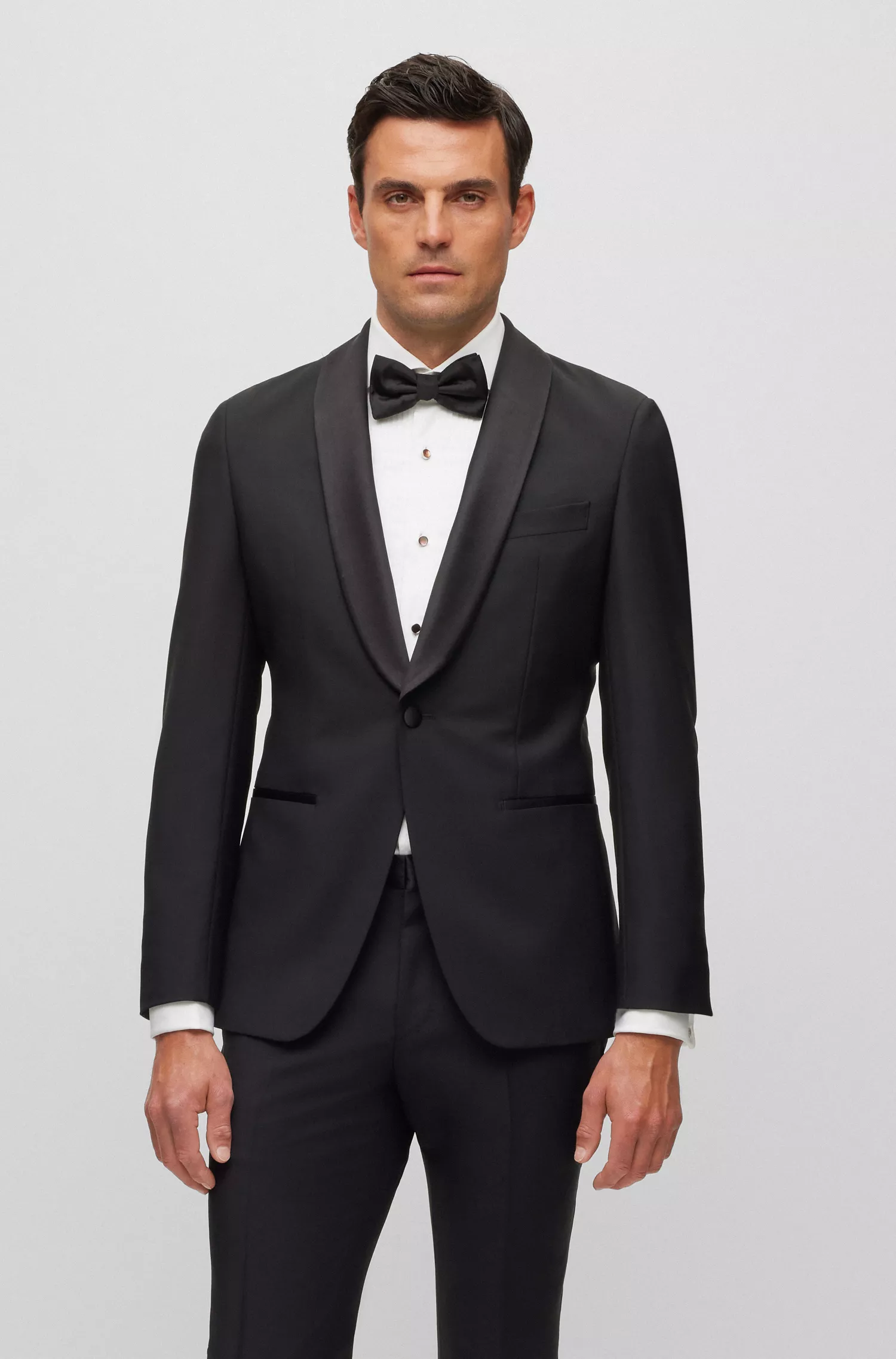 Terno BOSS cor camelo, corte slim, em mistura de lã e mohair.