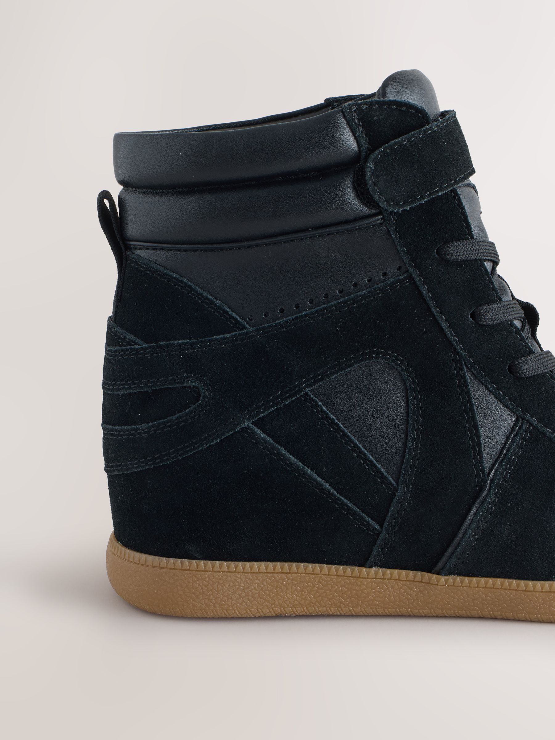 Zwart suède - Forever Comfort® sneakers met sleehak en veters