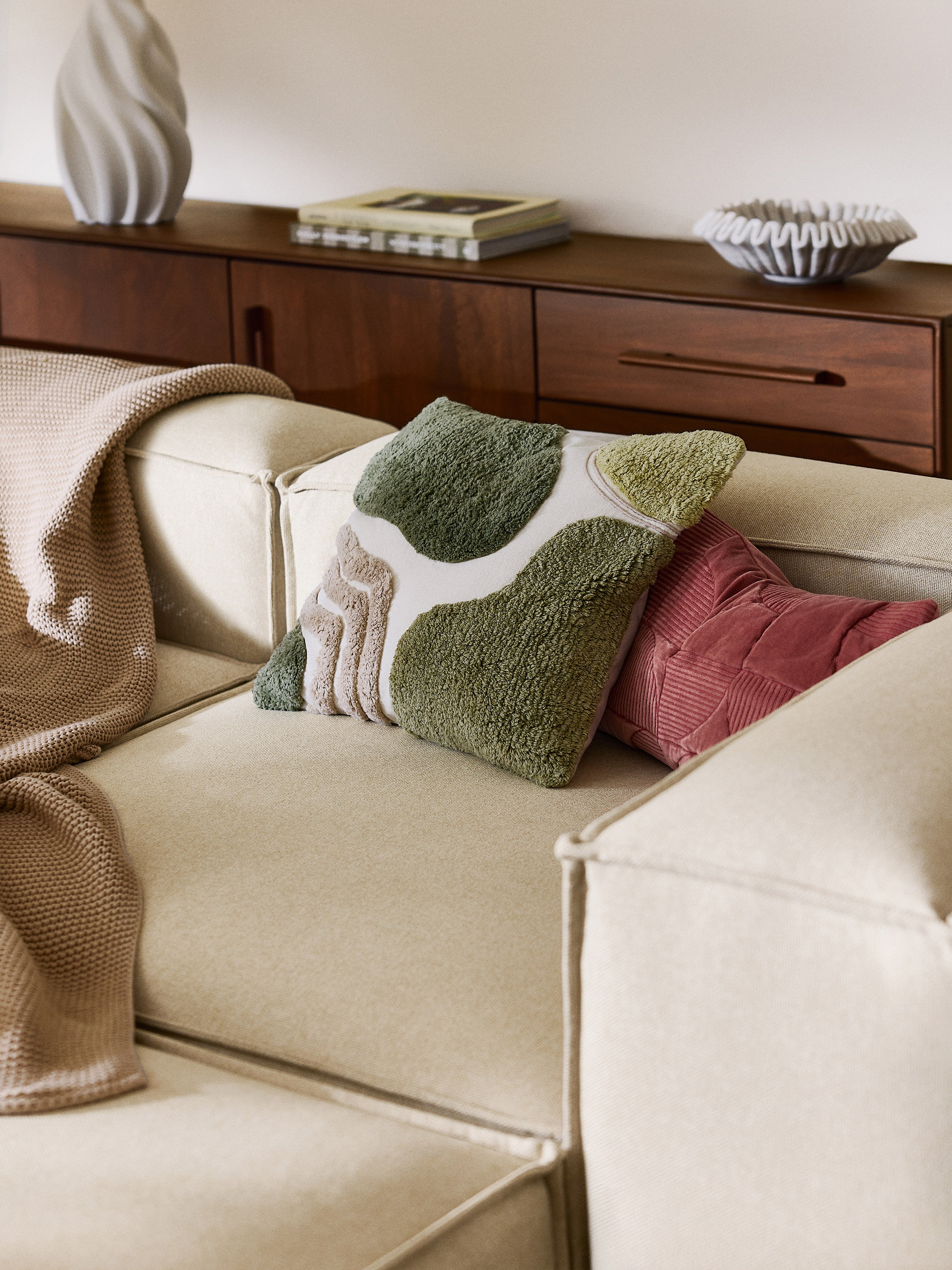 Handgetufte kussenhoes Coraline met decoraties