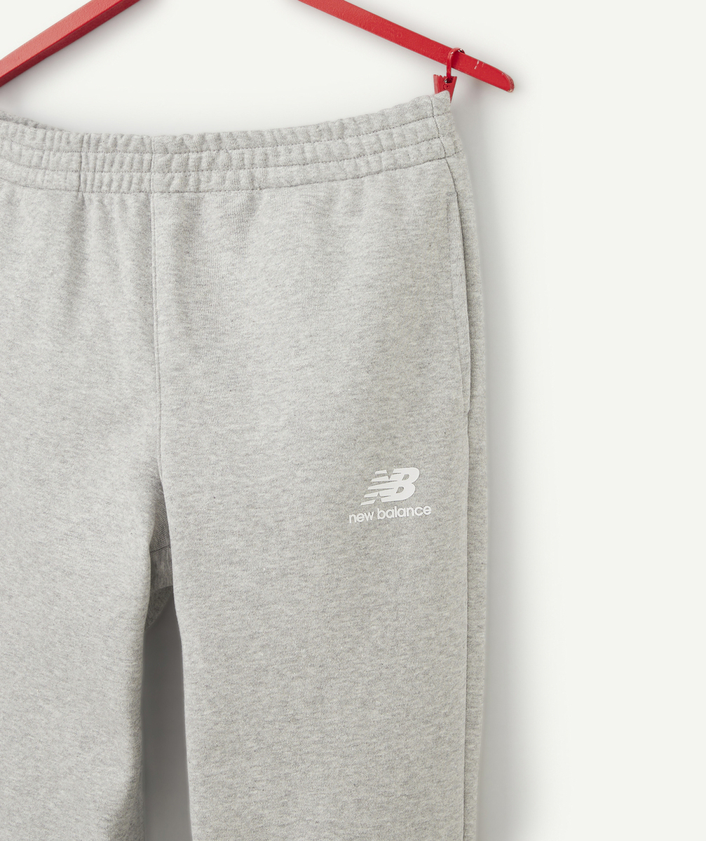 NEW BALANCEJOGGING GRIS GARÇON ESSENTIALS STACKED LOGO