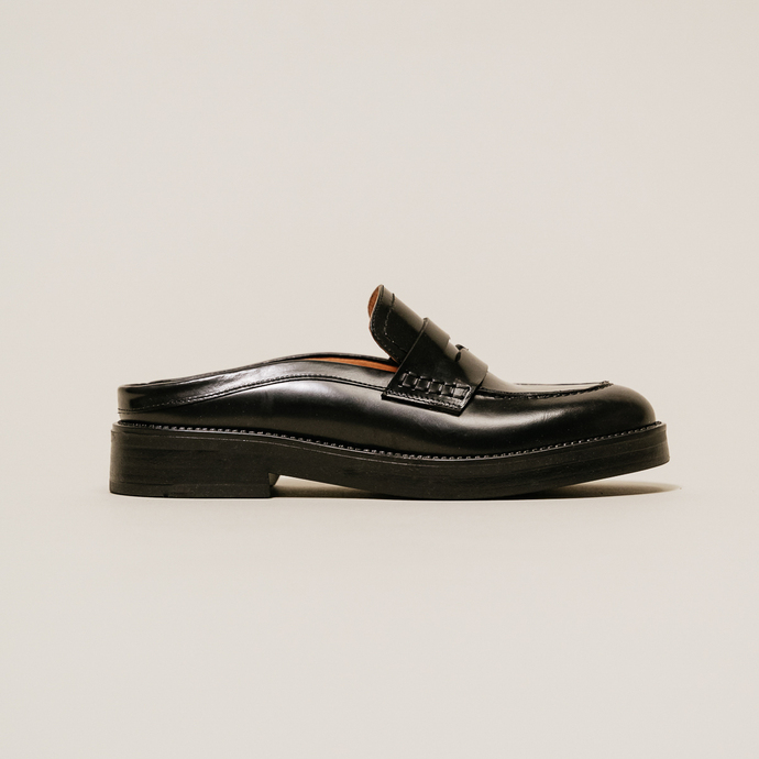 Mocassins à bouts ronds et surpiqûres  en cuir glacé noir