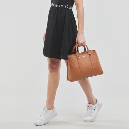 Calvin Klein Jeans - CK ELEVATED TOTE MD - Camel