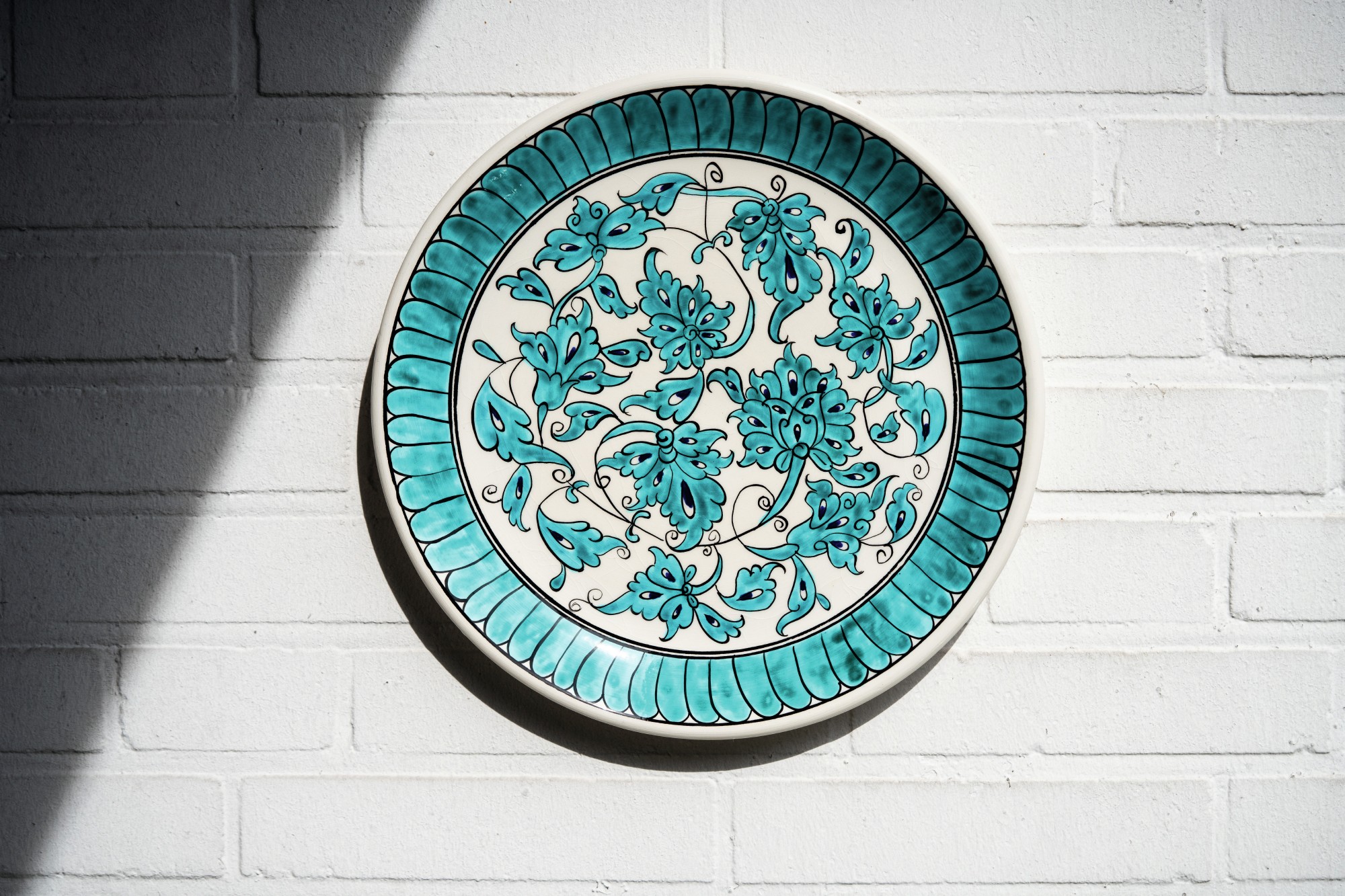 Wandteller 'Blaue Blüten', handbemalt, Ø 32 cm, H 3 cm von fischer's lagerhaus