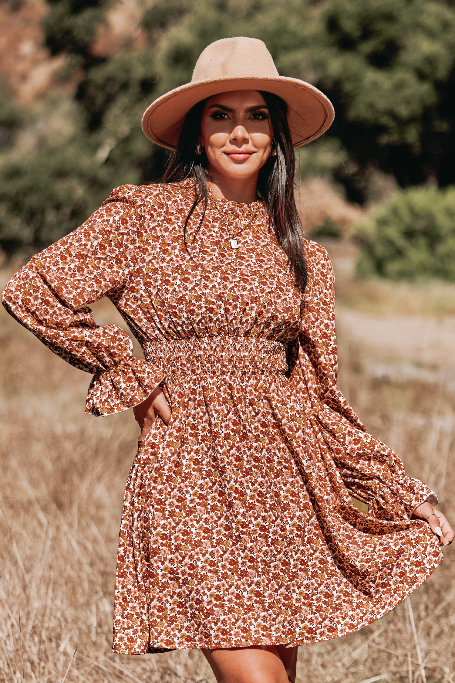 Robe mini à volants et smocks imprimée de fleurs