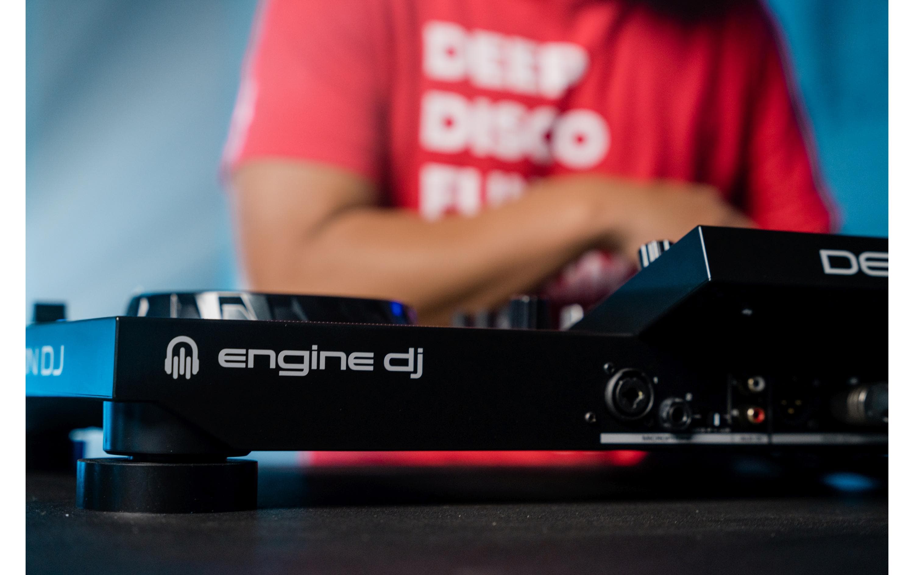 DJ-Controller SC Live 4 Schwarz<br>4-Deck Standalone DJ Controller mit WiFi