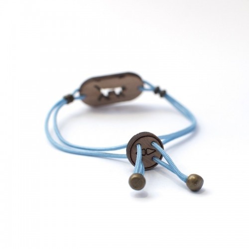 Pulseira de madeira personalizável com desenho de poodle/cão d'água, azul.